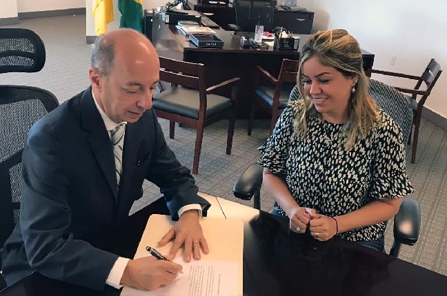 Sócios ABGS em destaque: Maria Kruschewsky doa quadro para Consulado do Brasil em Miami
