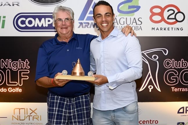 Claudio Kiryla sobe ao pódio do Night Golf, em Campo Grande, no dia de seu aniversário