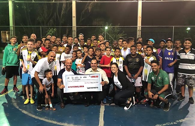 Valor Investimentos e ABGS entregam cheque de R$ 1 mil para o “Projeto + Futebol”